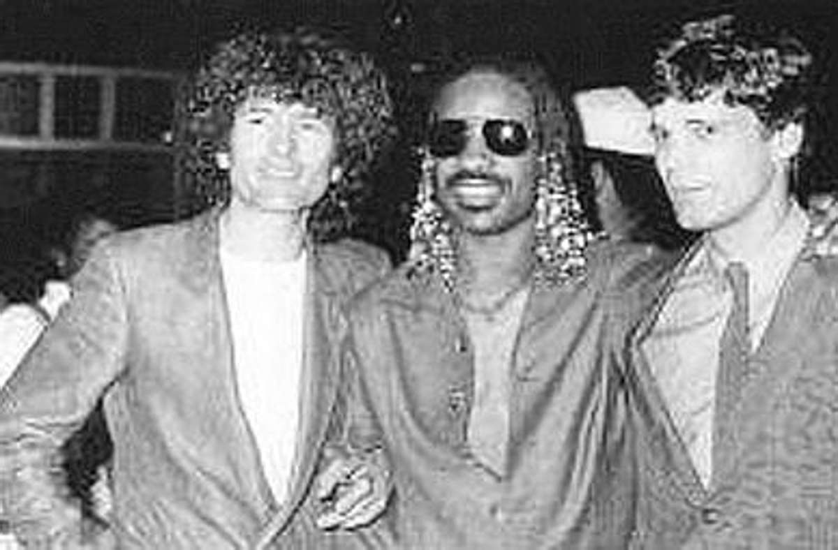 Schüler (links) und Presinger mit Stevie Wonder.