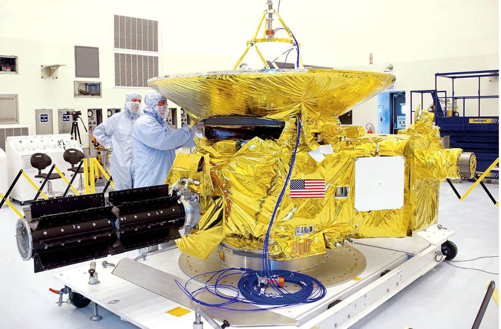 Die Raumsonde in der Montagehalle: New Horizons ist die erste Raumsonde zur Erforschung Plutos. Da der Zwergplanet sehr weit von der Sonne entfernt ist, konnten selbst die stärksten Teleskope kaum Details auf seiner Oberfläche ausmachen.