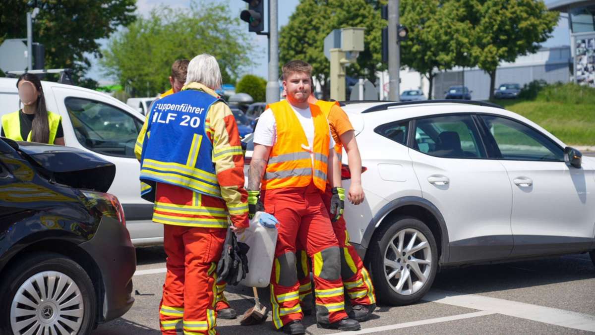 Unfall in Ostfildern: Auffahrunfall legt stark befahrene Kreuzung lahm