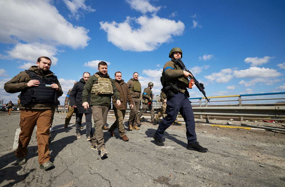 Nach dem Bekanntwerden eines Massakers an Zivilisten in Butscha ist der ukrainische Präsident Wolodymyr Selenskyj (Mitte) in die zerstörte Stadt gereist.