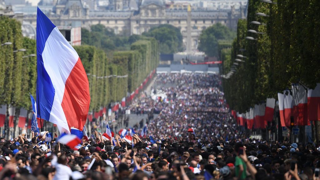 Paris empfängt die Fußball-Weltmeister: Tausende Franzosen bei Siegesparade auf der Champs-Elysées