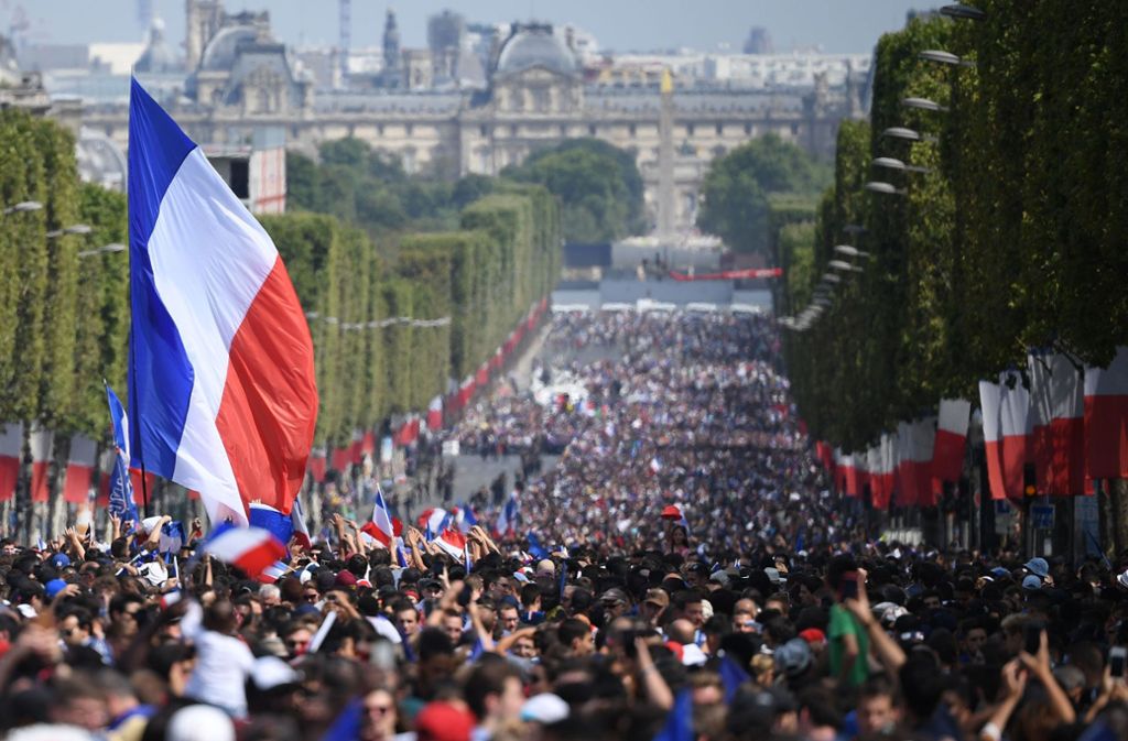 Die Champs-Elysées ist komplett in den französischen Nationalfarben gehüllt.
