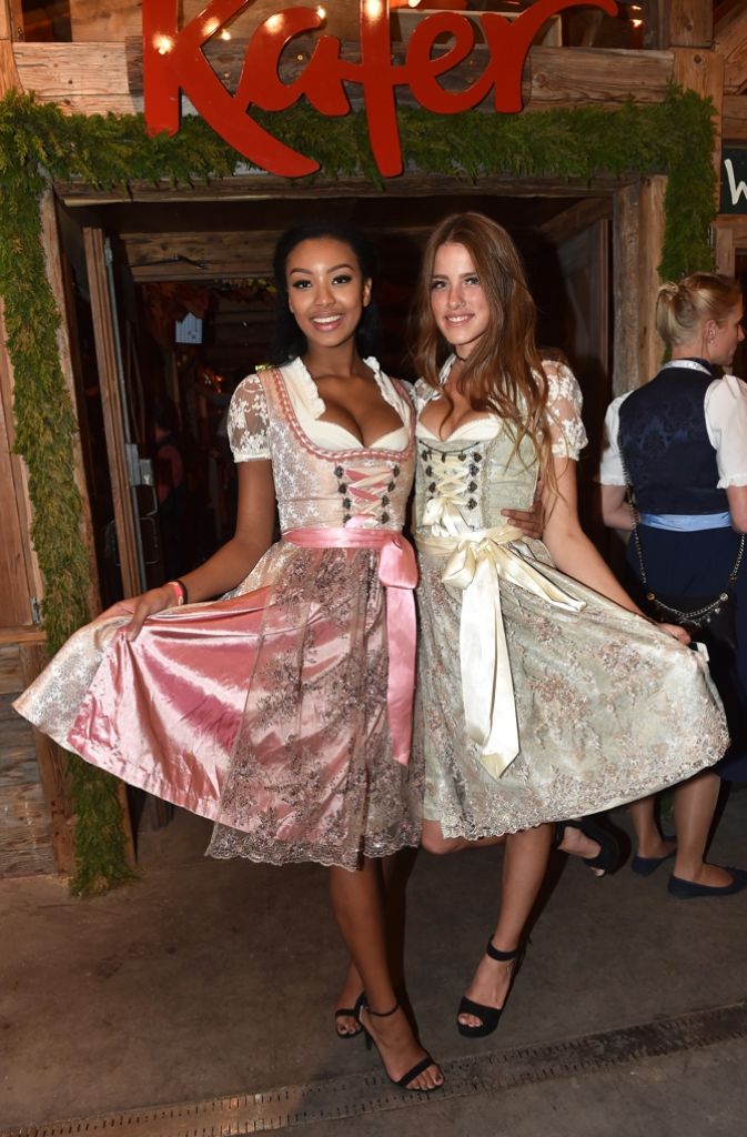 Model Sainabou Sosseh und Janna Wiese zeigen stolz ihre Dirndl in der Käferschänke.