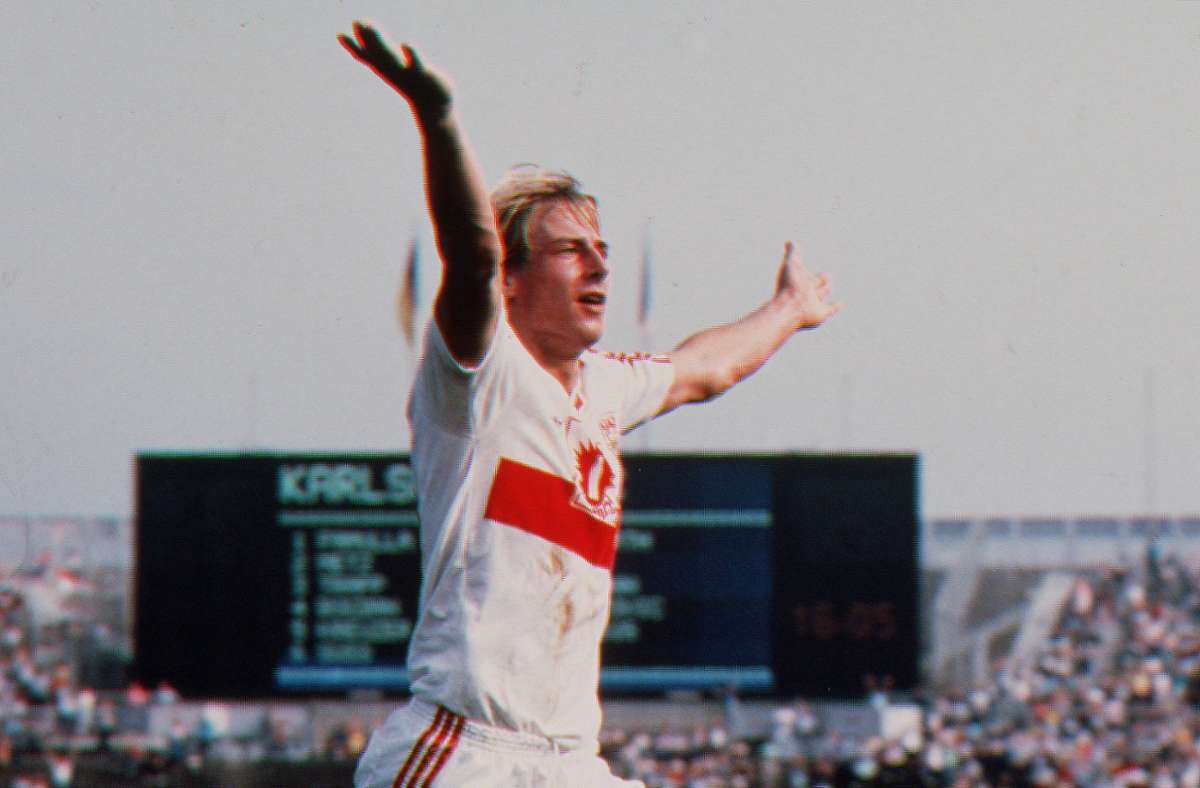 Keiner hat im Trikot des VfB Stuttgart bekanntlich so schön gejubelt wie Jürgen Klinsmann. Er kam im Sommer 1984 mit der Empfehlung von 19 Toren vom Zweitligisten Stuttgarter Kickers. In seiner ersten Bundesligasaison gelangen dem Angreifer 15 Treffer. 1989 wechselte der nun 56-Jährige für 6,5 Millionen Euro zu Inter Mailand.