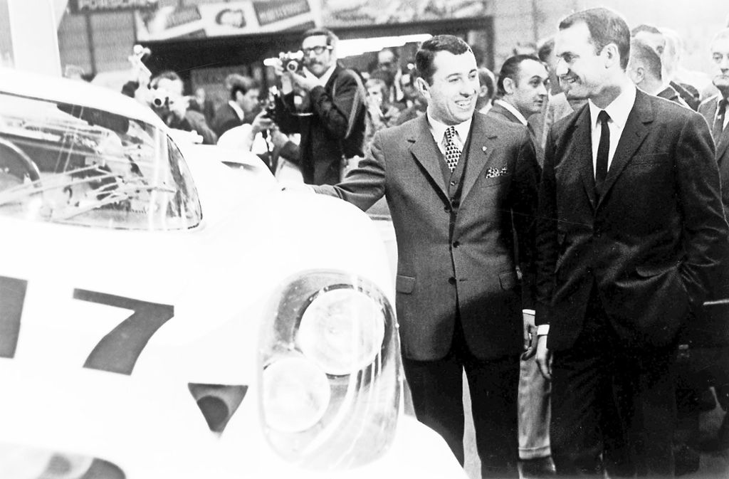 Entwicklerstolz: Der für den Porsche 917 verantwortliche Ingenieur, Porsche-Enkel und spätere VW-Chef Ferdinand Piëch (rechts) betrachtet auf dem Genfer Autosalon 1969 sein rennfertiges Werk. Piëch entwarf das Fahrzeug in kurzer Zeit. Der Rennwagen gilt heute als legendär, alleine schon, weil das Fahrzeug beim 24-Stunden-Rennen im französischen Le Mans teilnahm – ohne dass es zuvor großartig getestet worden war. 1970 gewann Porsche mit dem 917 in Le Mans die Langstreckenweltmeisterschaft.