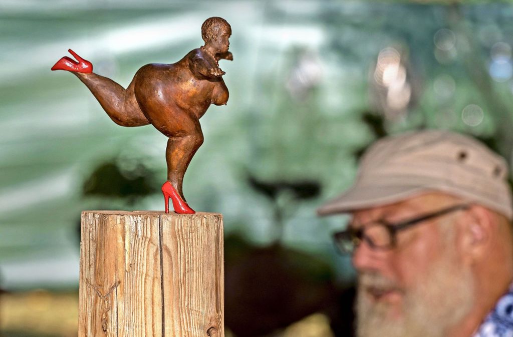Eckhard Schembs stellt nackte Bronzefiguren auf Holzsäulen. Mehr Eindrücke von der Home and Garden finden Sie in unserer Bildergalerie. Klicken Sie sich durch.