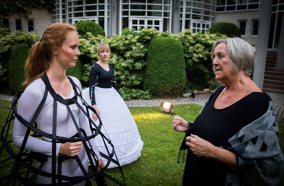 Die Tänzerinnen im Gespräch mit Regisseurin Monika Heber-Knobloch.