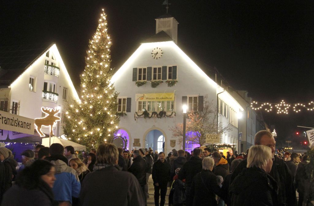 Auf dem Marktplatz feiert die Stadt Rutesheim ihren 24. Adventsmarkt ebenfalls am 1. Dezember. Er ist geöffnet von 11 bis 21 Uhr.