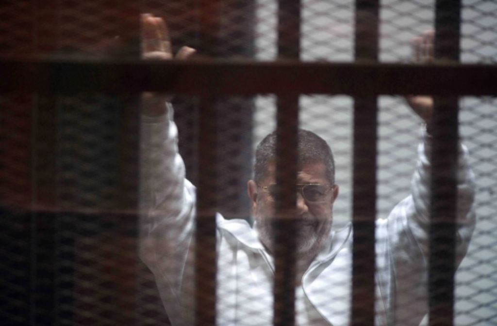 Der frühere ägyptische Präsident Mohammed Mursi – hier auf einem älteren Foto aus dem Kairoer Gerichtssaal zu sehen – ist zu 20 Jahren Haft verurteilt worden.