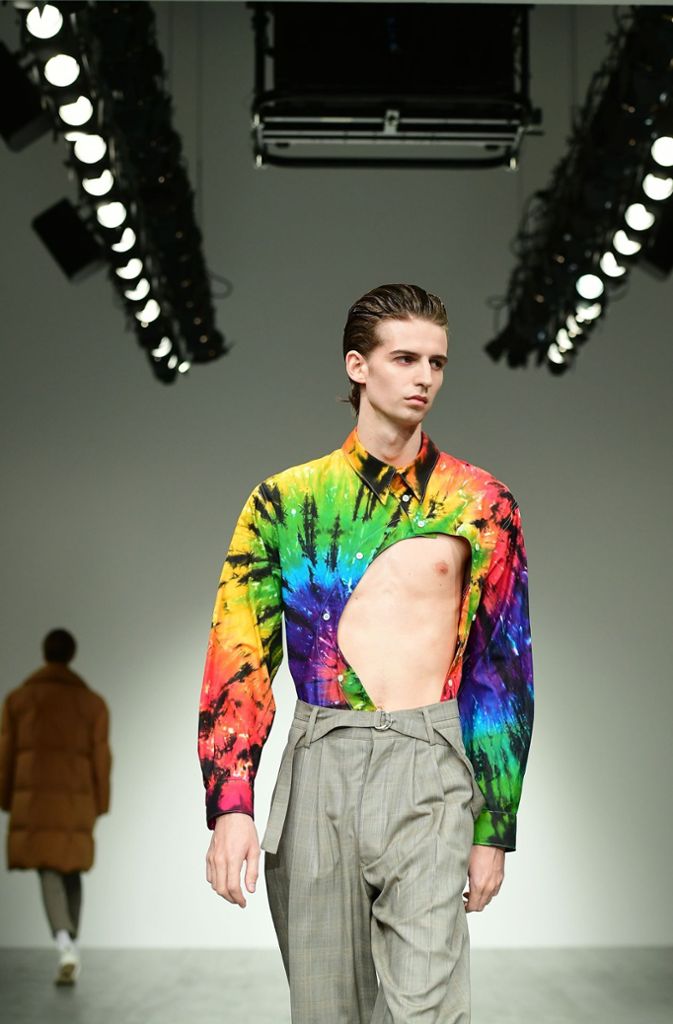 Absichtlich eingerissen, aber nicht die Jeans: Ein Model präsentiert 2018 in London eine Herbst-Winter-Mode-Kreation des Labels Alex Mullins. Das Hemd ist dennoch in seinen Grundbestandteilen vorhanden und erkennbar.