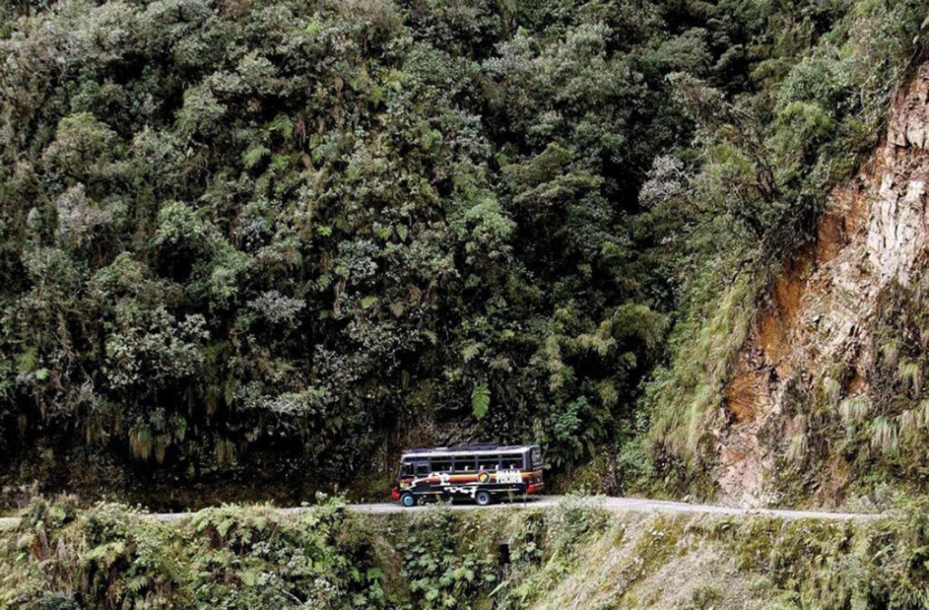 Die Yungas-Road, auch „Camino de la Muerte“ (Straße des Todes) genannt, führt von der bolivianischen Hauptstadt La Paz in das 80 Kilometer entfernte Coroico.