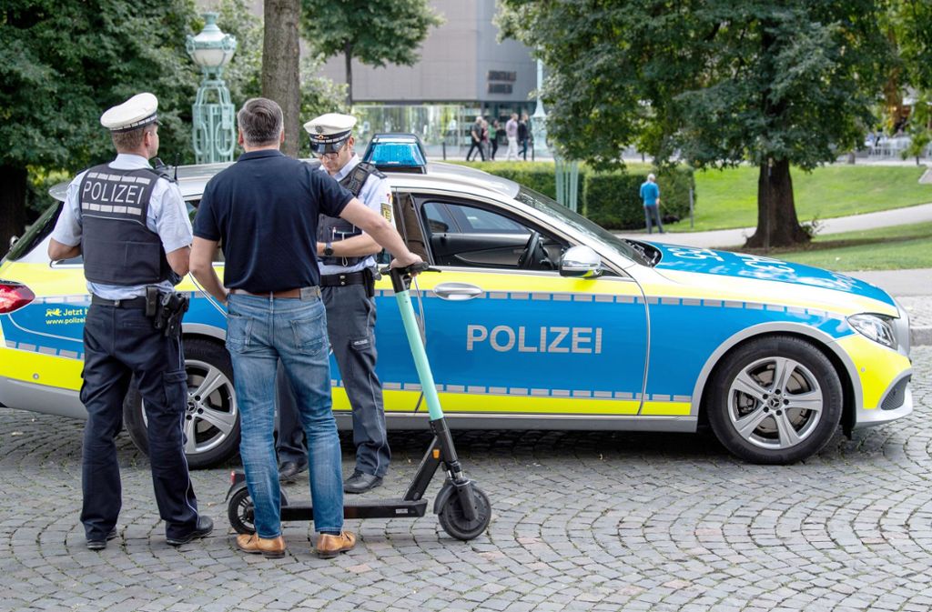 Verkehrskontrolle in  Stuttgart: Ein E-Scooter Fahrer wird von der Polizei verwarnt, weil er über einen Fußgängerweg gefahren ist. Foto: dpa