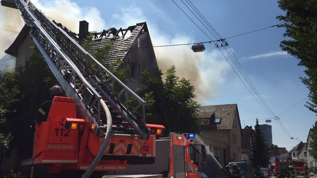 Stuttgart-Möhringen: Dachstuhl brennt komplett aus