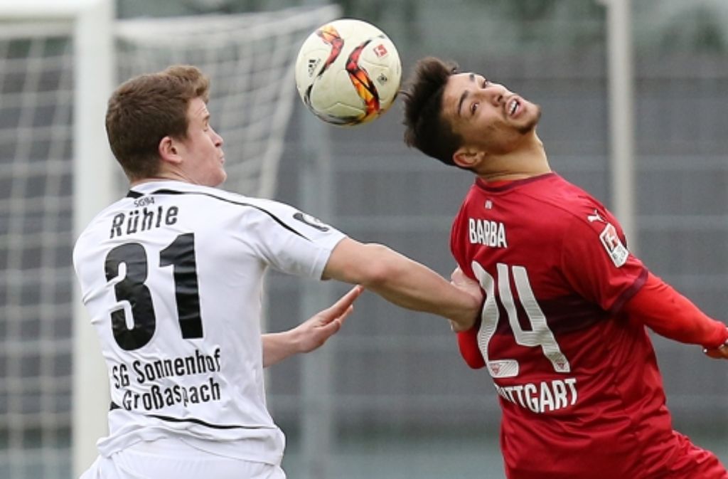 Beim Testspiel gegen die SG Sonnenhof Großaspach hat sich der Neuzugang des VfB Stuttgart, Federico Barba (rechts), eine Verletzung zugezogen.