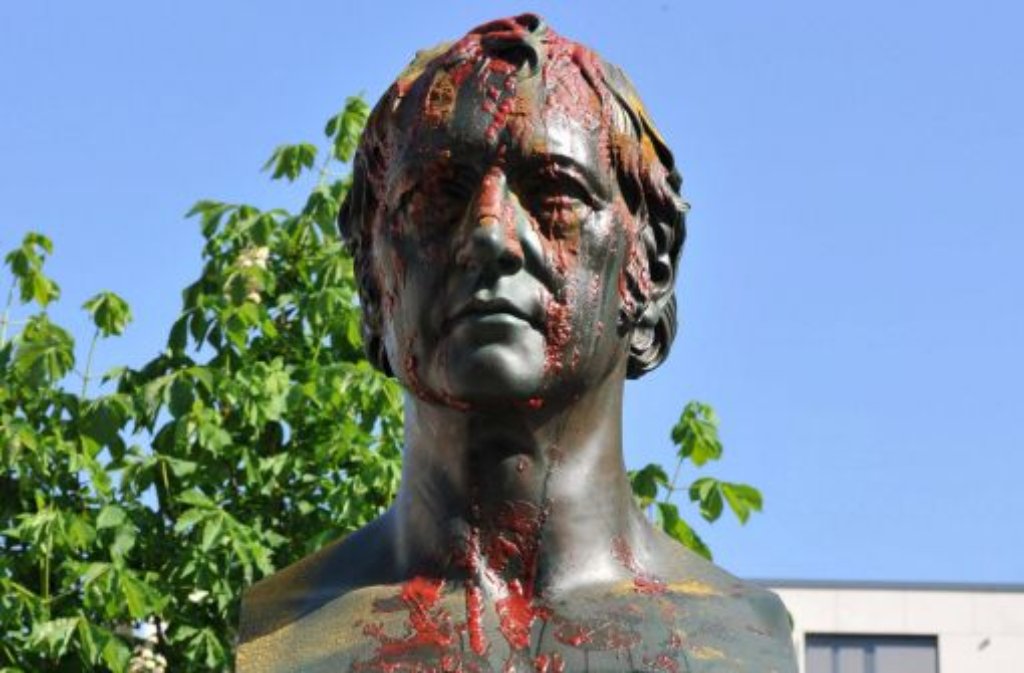 Wieder eine geschmacklose Aktion gegen zugezogene Schwaben in Berlin: Unbekannte haben das Hegel-Denkmal in Mitte in der Nacht zum Montag mit Currywurst beschmiert. Die Initiative „Schwaben ausbürgern“ brüstete sich im Internet mit der Tat.