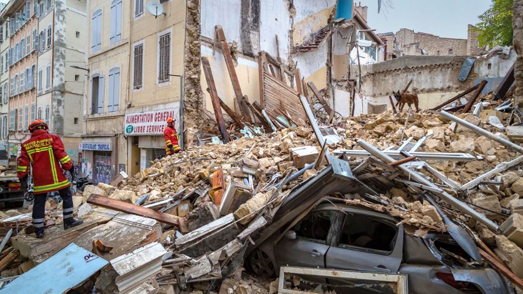  Im Zentrum von Marseille sind drei Gebäude eingestürzt, haben bis zu acht Menschen unter sich begraben. Im gesamten Stadtgebiet gelten 40 000 Wohnungen als gefährlich. Die Staatsanwaltschaft ermittelt. 