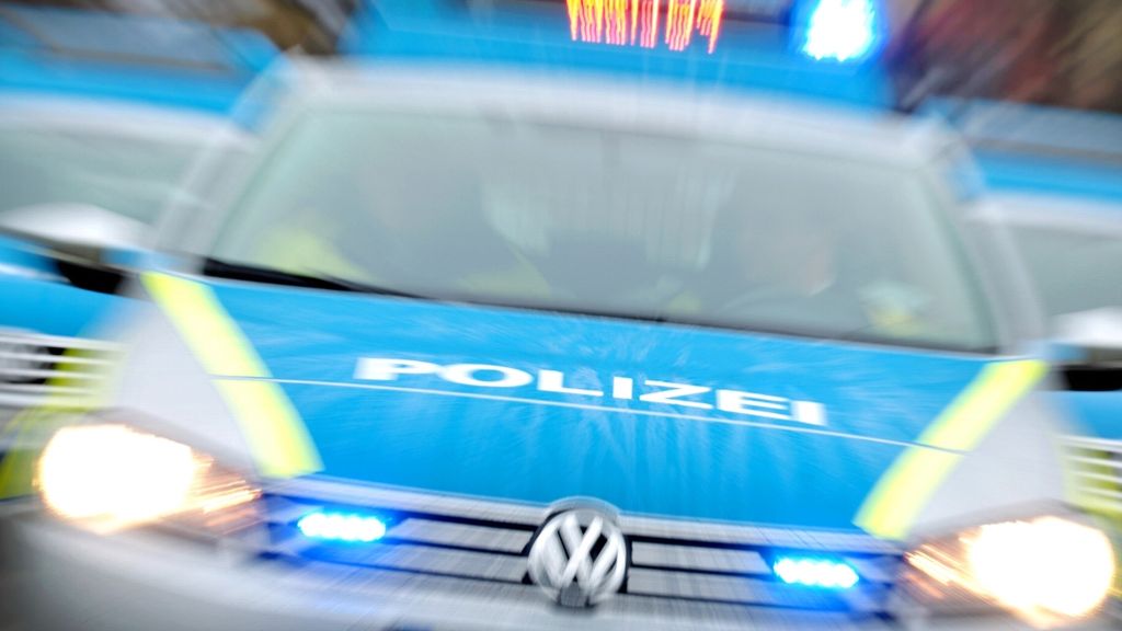 Blaulicht aus der Region Stuttgart: Lkw-Fahrer hinterlässt Spur der Verwüstung