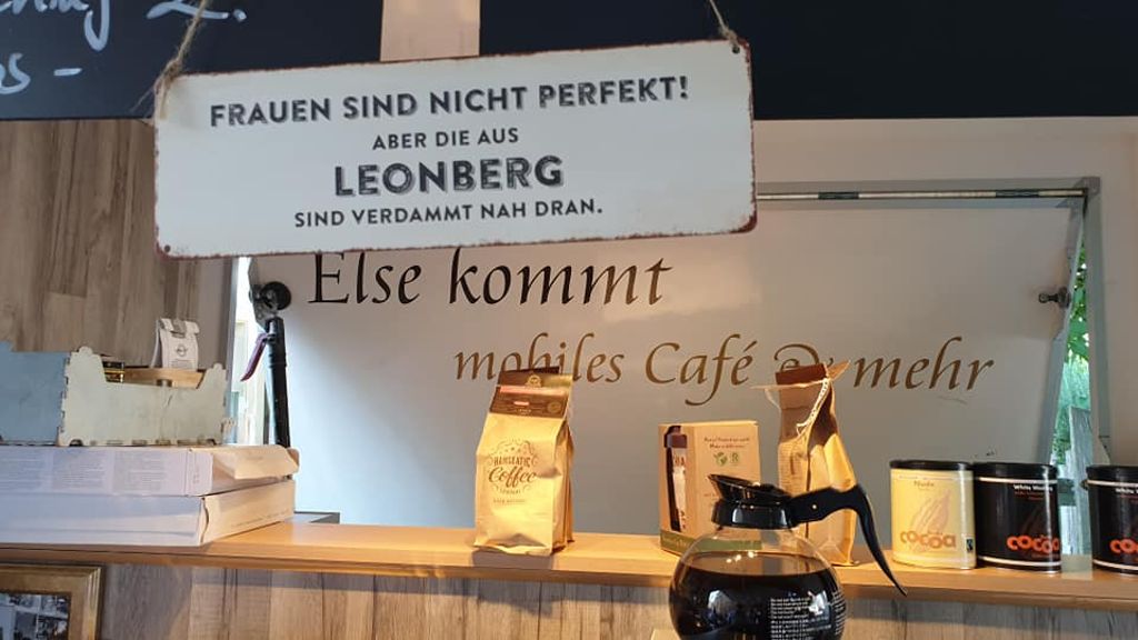 Nebenan bei Michael Moser und seinem Kaffe-Mobil "Else kommt" gibt es Kaffee und Kuchen für die Eltern - und Komplimente für die Leonbergerinnen.