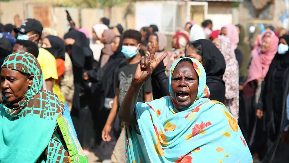  Im Sudan hat das Militär die zivile Regierung abgesetzt. Der Ministerpräsident und einige Minister wurden festgesetzt, der Ausnahmezustand ausgerufen. 