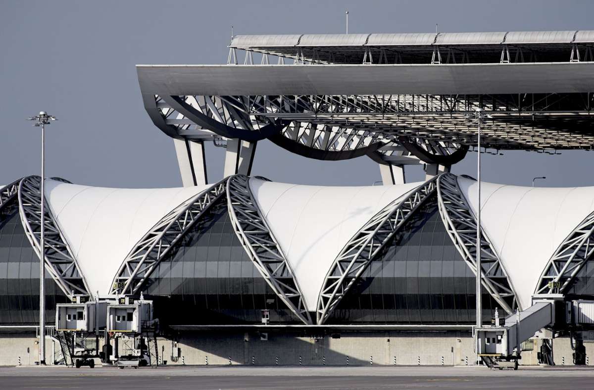 Werner Sobek plante Tragwerk und Fassade des neuen internationalen Flughafens in Bangkok. Hierzu gehört unter anderem ein Lamellendach mit Abmessungen von 561 auf 210 Metern, das auf nur 16 Stützen in einer Höhe von circa vierzig Metern schwebt.