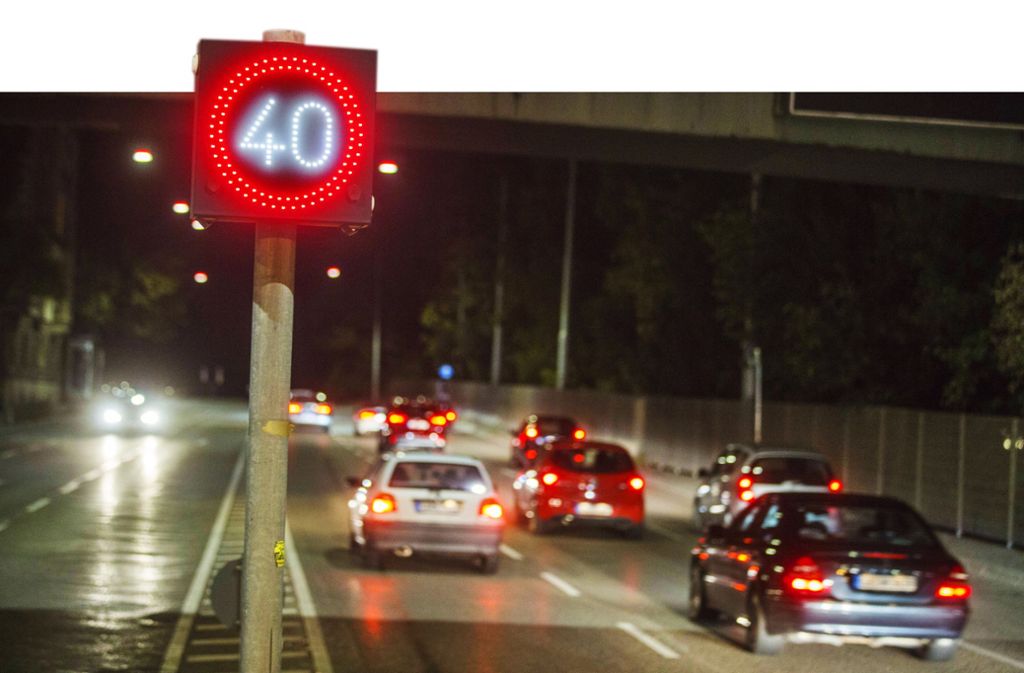 Ohne Tempo 40 (wie hier am Neckartor) könnten die Grenzwerte auf einigen Haupteinfallstraßen nicht entscheidend gesenkt werden. Foto: dpa/Christoph Schmidt, 7aktuell/Simon Adomat