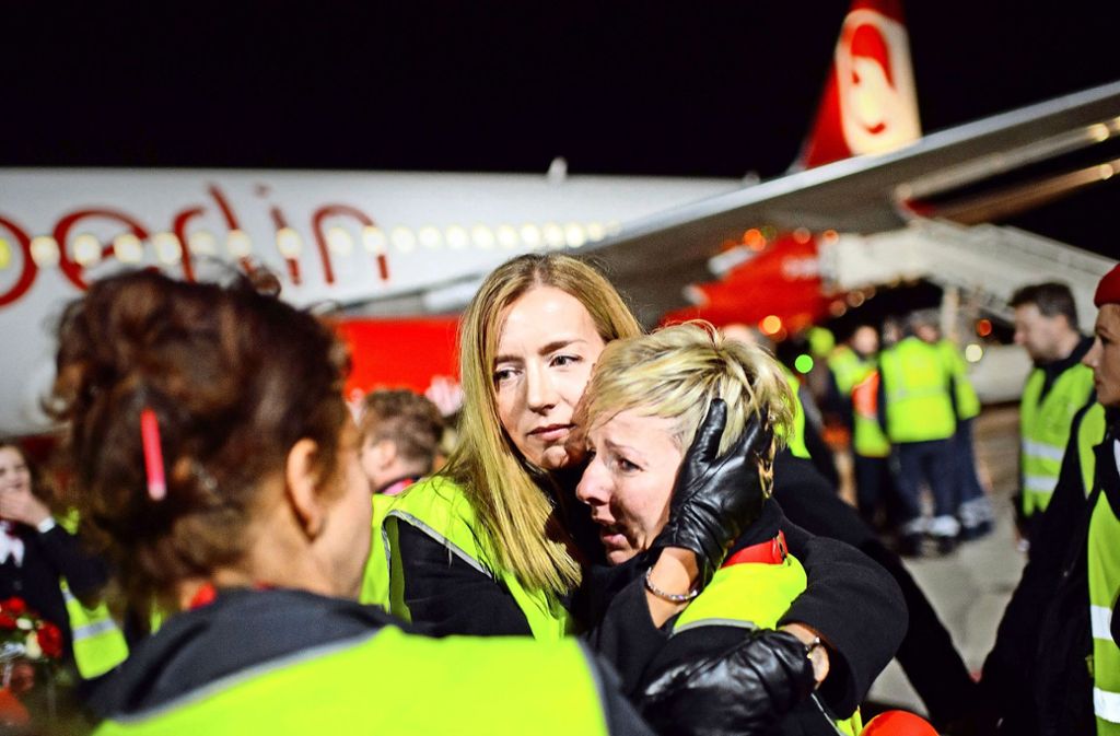 Trösten und Tränen trocknen nach dem Abschiedsflug: Air-Berlin-Mitarbeiterinnen halten sich am 27. Oktober 2017 am Flughafen Berlin-Tegel nach der Landung der Maschine aus München in den Armen.