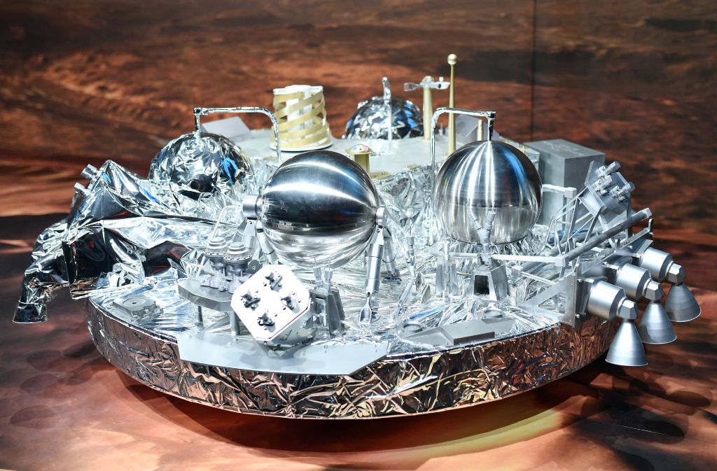 Dieses Foto zeigt ein Modell des Testmoduls Schiaparelli. Auch die Europäische Raumfahrtagentur Esa und ihr russischer Partner Roskosmos beteiligen sich an der Erforschung des roten Planeten.