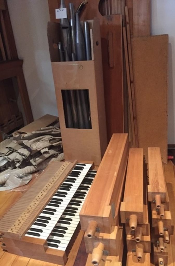 Die verschiedenen Teile der Orgel, auseinander gebaut