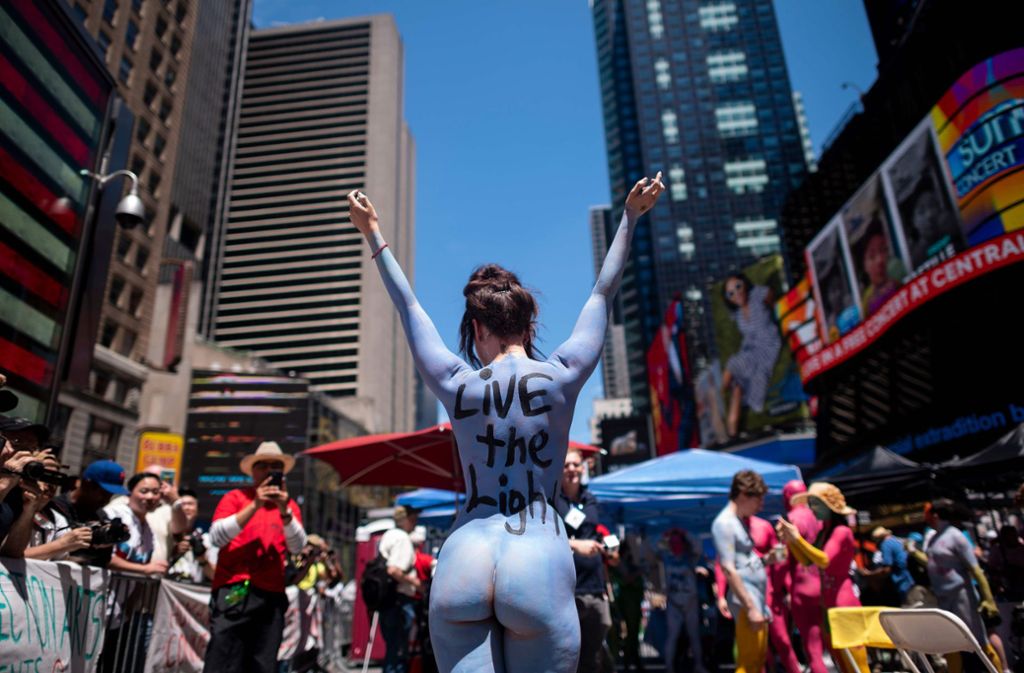 Zahlreiche Menschen haben sich nackt auf dem New Yorker Times Square präsentiert.