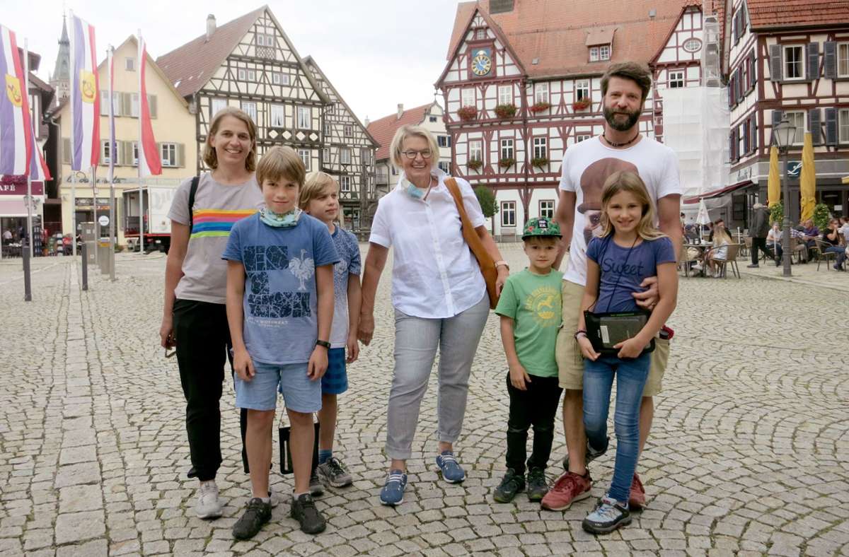 Kurzer Zwischenstopp auf dem Marktplatz: Zwei Familien auf interaktiver Schnitzeljagd in Bad Urach.