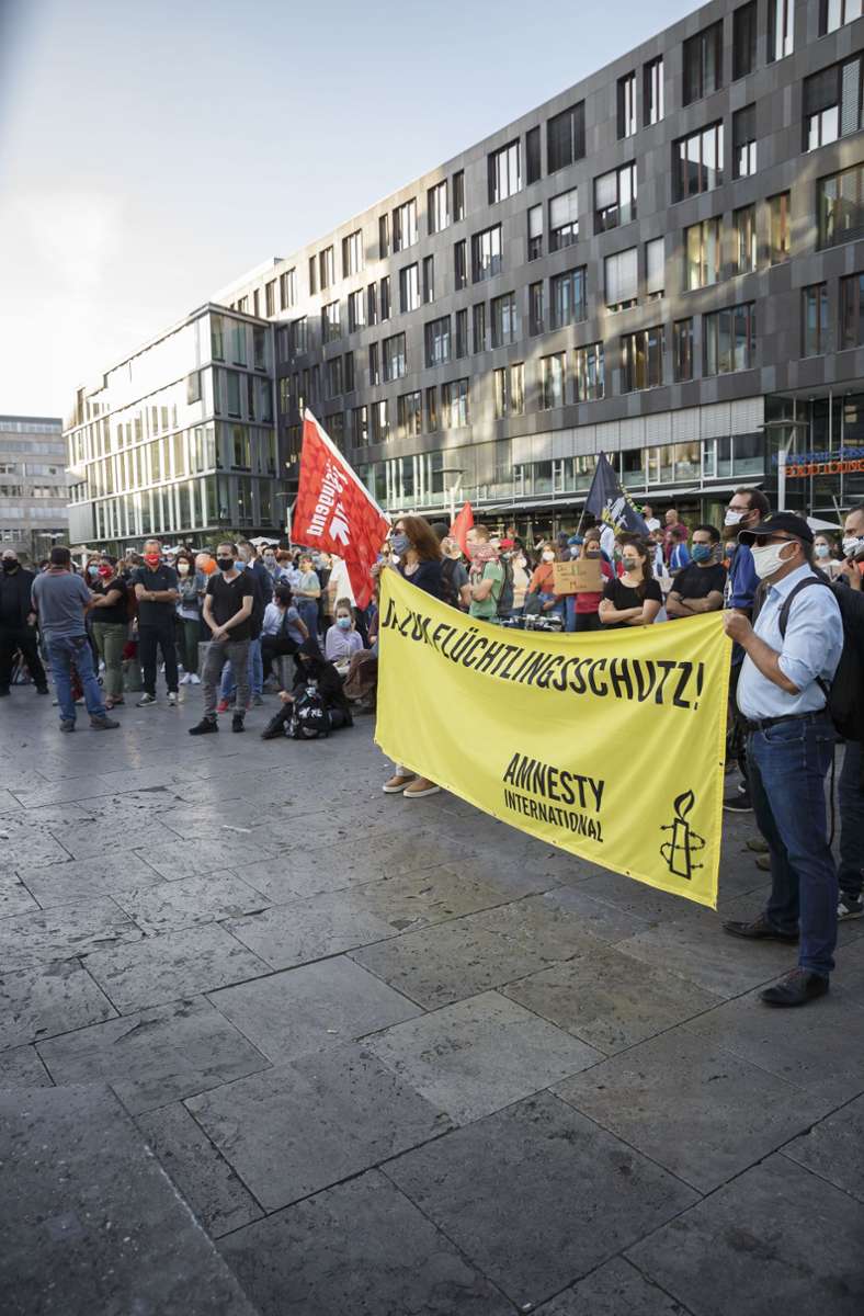 Im Anschluss an die Kundgebung formiert sich spontan ein Demonstrationszug zum Landtag.