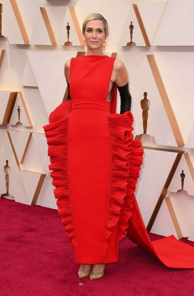 2020 griff Kristen Wiig bei den Academy Awards kräftig daneben. Von „Lasagne-Kleid“ bis „Kleine Raupe Nimmersatt“ war im Netz für dieses No-Go-Kleid an hämischen Kommentaren alles dabei.