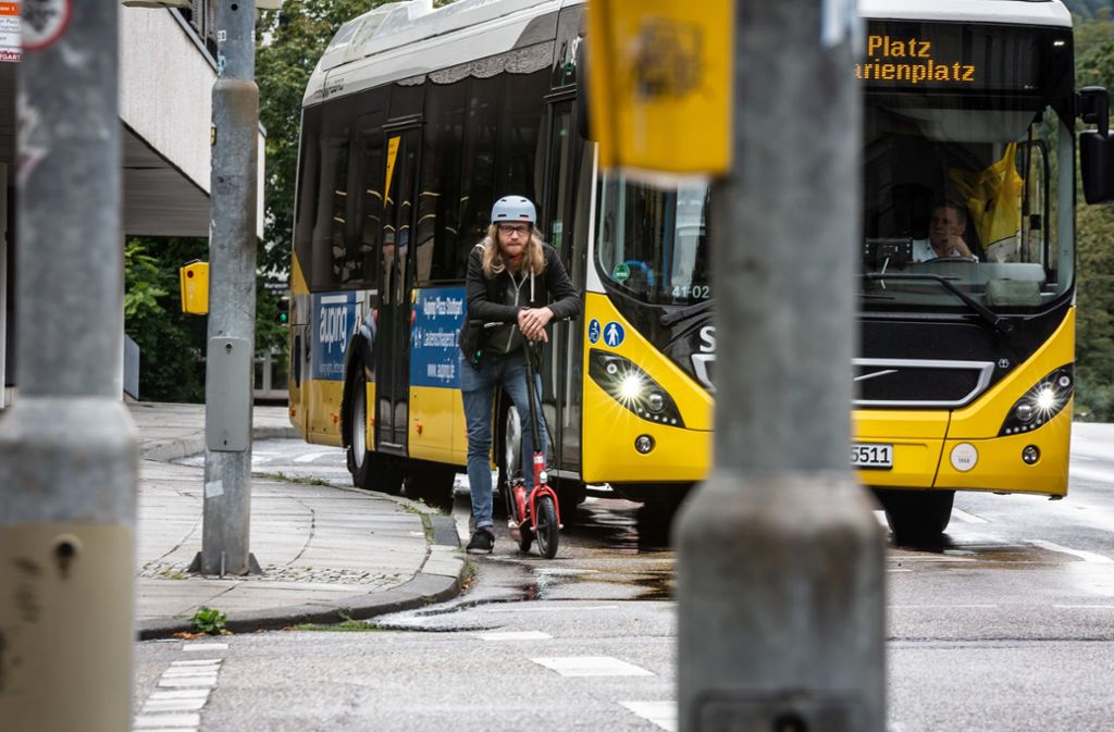 Wenn keine Fahrradwege da sind, muss man mit dem E-Scooter auf die Straße ausweichen. Von den Bussen, Autos und Lastwagen fühlt man sich schon mal bedrängt.