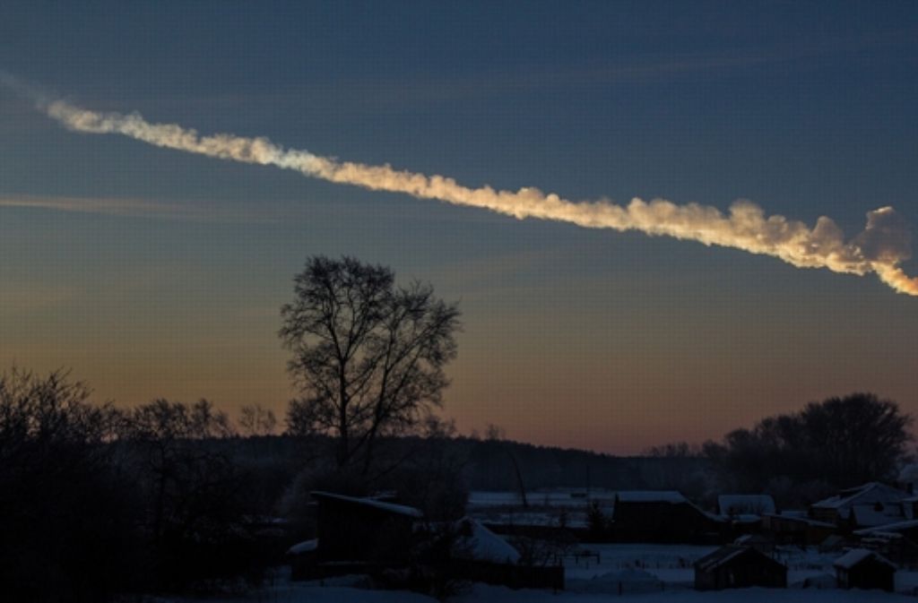 Etwa eine Minute nachdem er den Knall gehört hatte, machte Alex Alishevskikh dieses Foto von der Rauchspur, die der Meteor über der russischen Stadt Tscheljabinsk hinterlassen hat. Astronomen schätzen, dass der Asteroid rund 15 Meter breit war und mindestens 7000 Tonnen wog. In der Erdatmosphäre heizte er sich so schnell auf, dass er in knapp 20 Kilometer Höhe zerplatzte. Die Detonation beschädigte 7500 Gebäude, 1500 Menschen wurden durch Glassplitter verletzt. Asteroiden, die in die Atmosphäre eindringen, werden Meteore genannt.