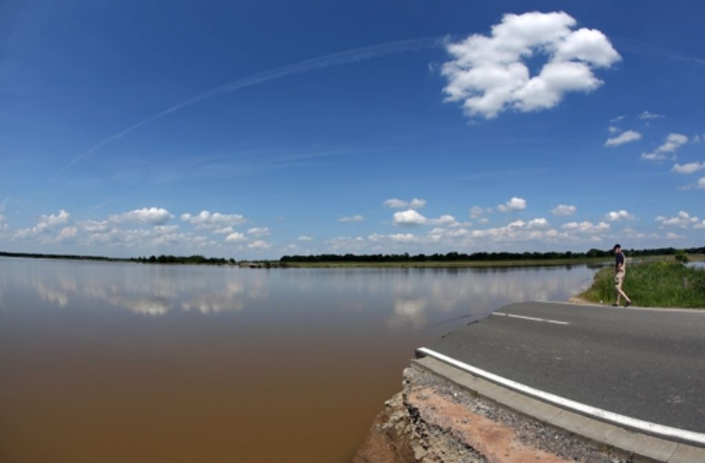 Juni - Nach tagelangem Regen überfluten Donau, Elbe und viele andere Flüsse im Osten Deutschlands ganze Landstriche.