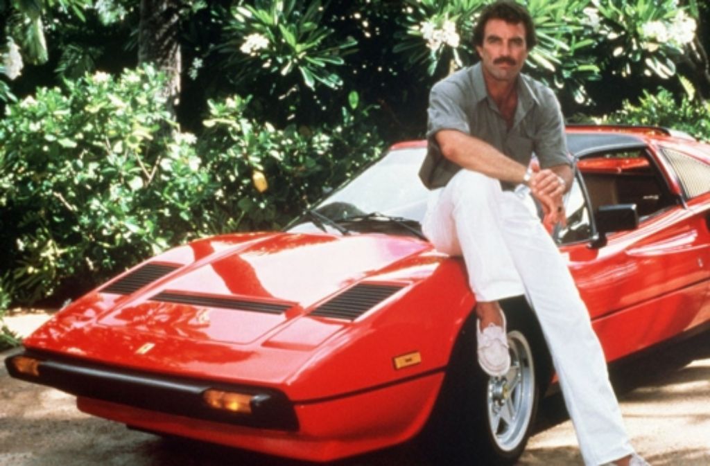 Magnum-Star Tom Selleck mit seinem Ferrari F308 – bis heute eines der bekanntesten Ferrari-Modelle überhaupt und damals ein Markenzeichen der Sendung um den Privatermittler Thomas Magnum. In unserer Bildergalerie zeigen wir Ihnen weitere Serienstars und ihre oft ebenso bekannten Fahrzeuge.