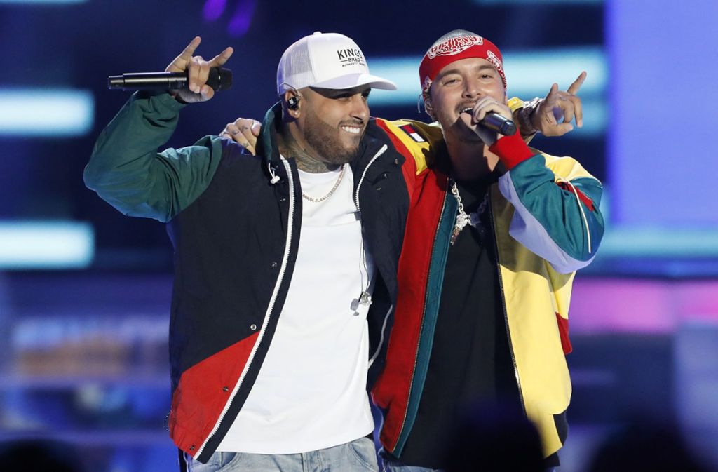 Nicky Jam (links) und J Balvin gaben ihren Song „X (Equis)“ zum besten.