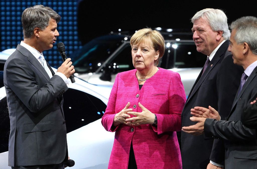 Bei ihrem Rundgang über die Ausstellung machte Merkel Halt bei dem BMW Stand.