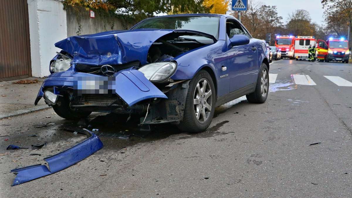Verletzte in Stuttgart Feuerbach: 20-jährige Mercedes-Fahrerin prallt auf Kleinwagen
