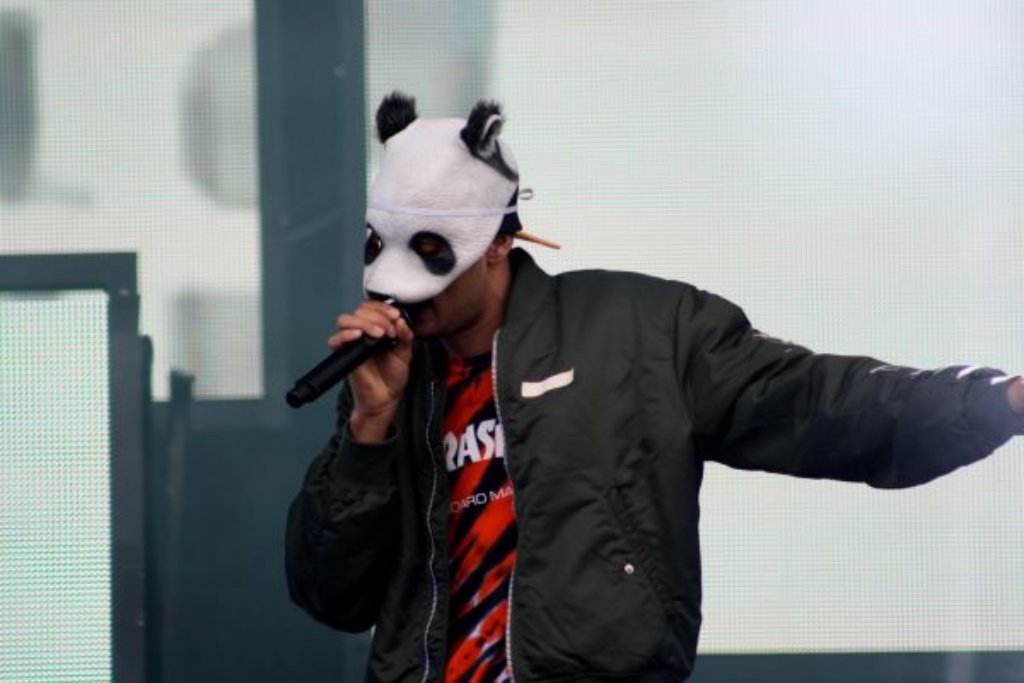Der Panda-Rapper Cro in Action auf dem Southside Festival.