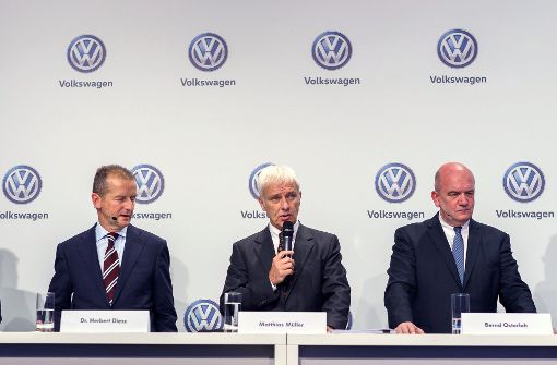 VW-Markenchef Herbert Diess (Links), Vorstandsvorsitzender Matthias Müller und Betriebsratsboss Bernd Osterloh. Foto: dpa