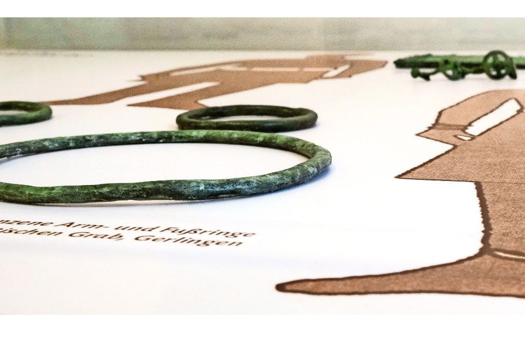 Im Gerlinger Stadtmuseum sind Funde aus früheren Grabungen zu sehen, zum Beispiel Arm- oder Fußringe aus Gräbern.