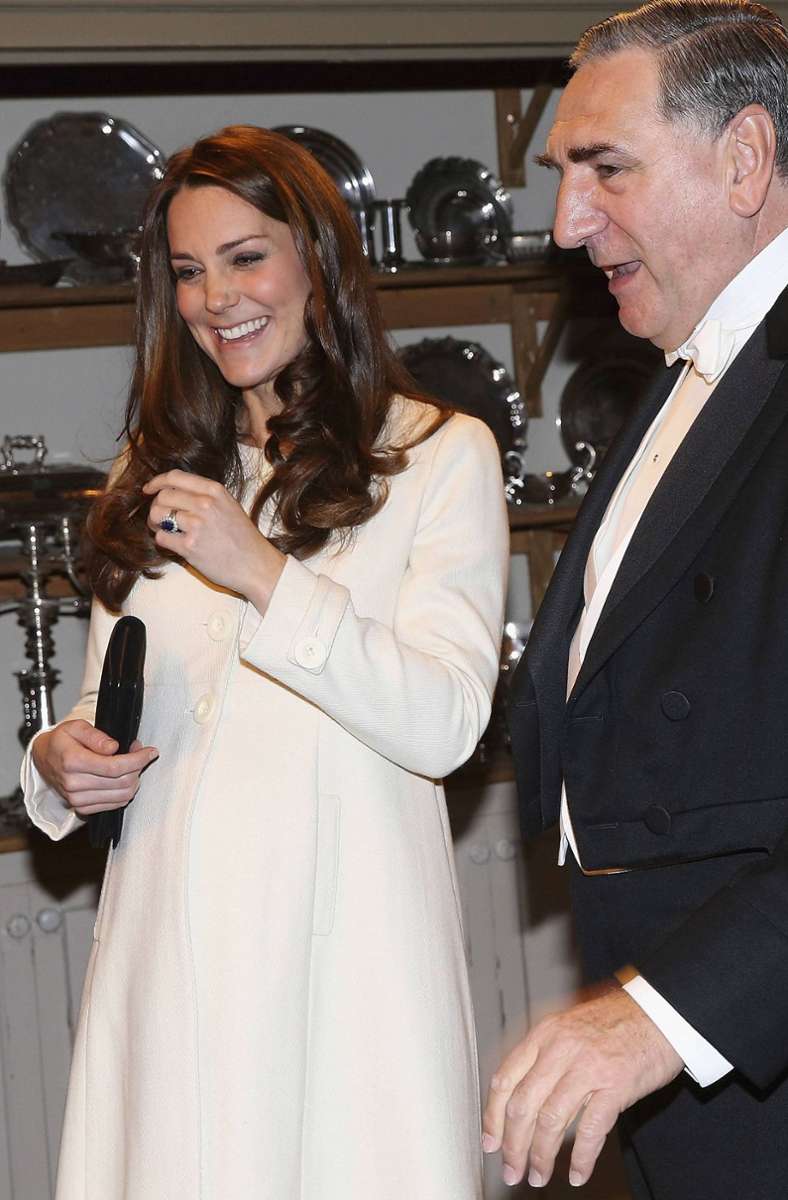 ... der Mantel leistete der künftigen Königin schon im März 2015 bei einem Besuch am Set der Erfolgsserie „Downton Abbey“ gute Dienste. Damals war Kate mit Charlotte schwanger.