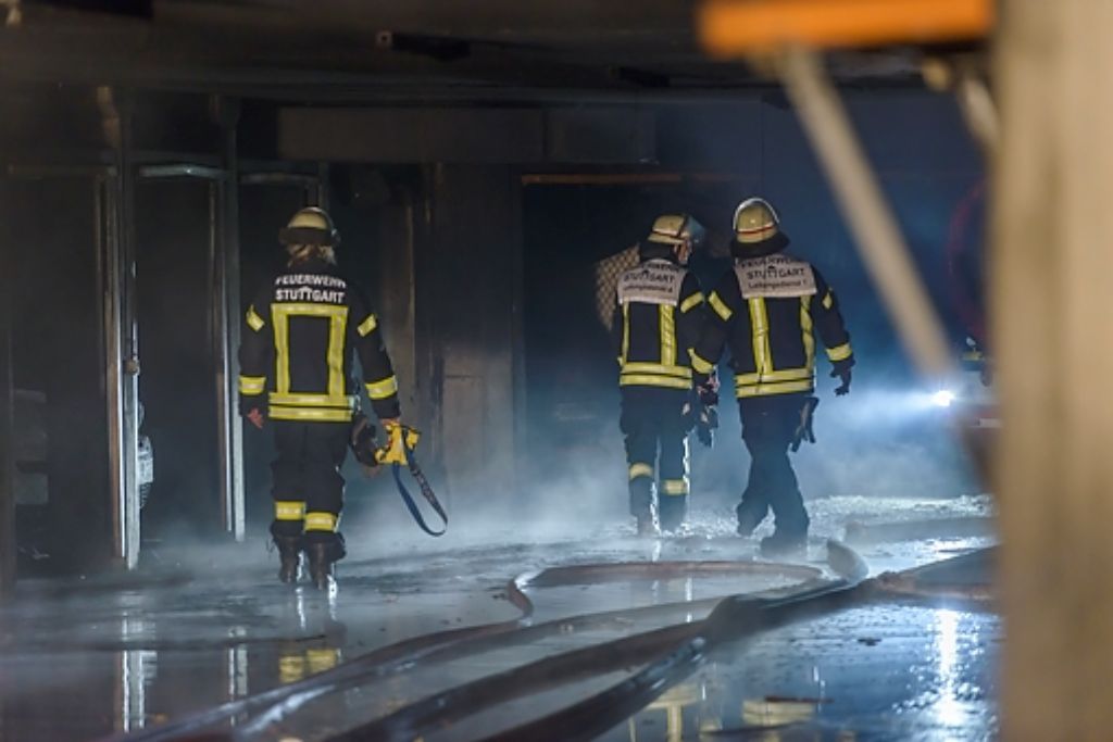 40 Menschen sind bei einem Feuer in einer Tiefgarage in Stuttgart-Neugereut am Neujahrsmorgen verletzt worden. Die Ermittlungen dauern an.