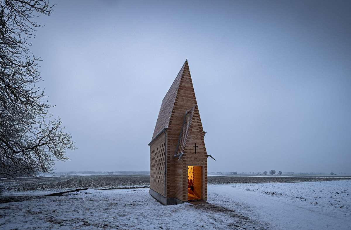 Der Architekt Christoph Mäckler entwickelte seinen Entwurf aus dem Archetypus „Haus“, wie er landauf, landab in vielen Kapellen am Wegesrand zu finden ist.