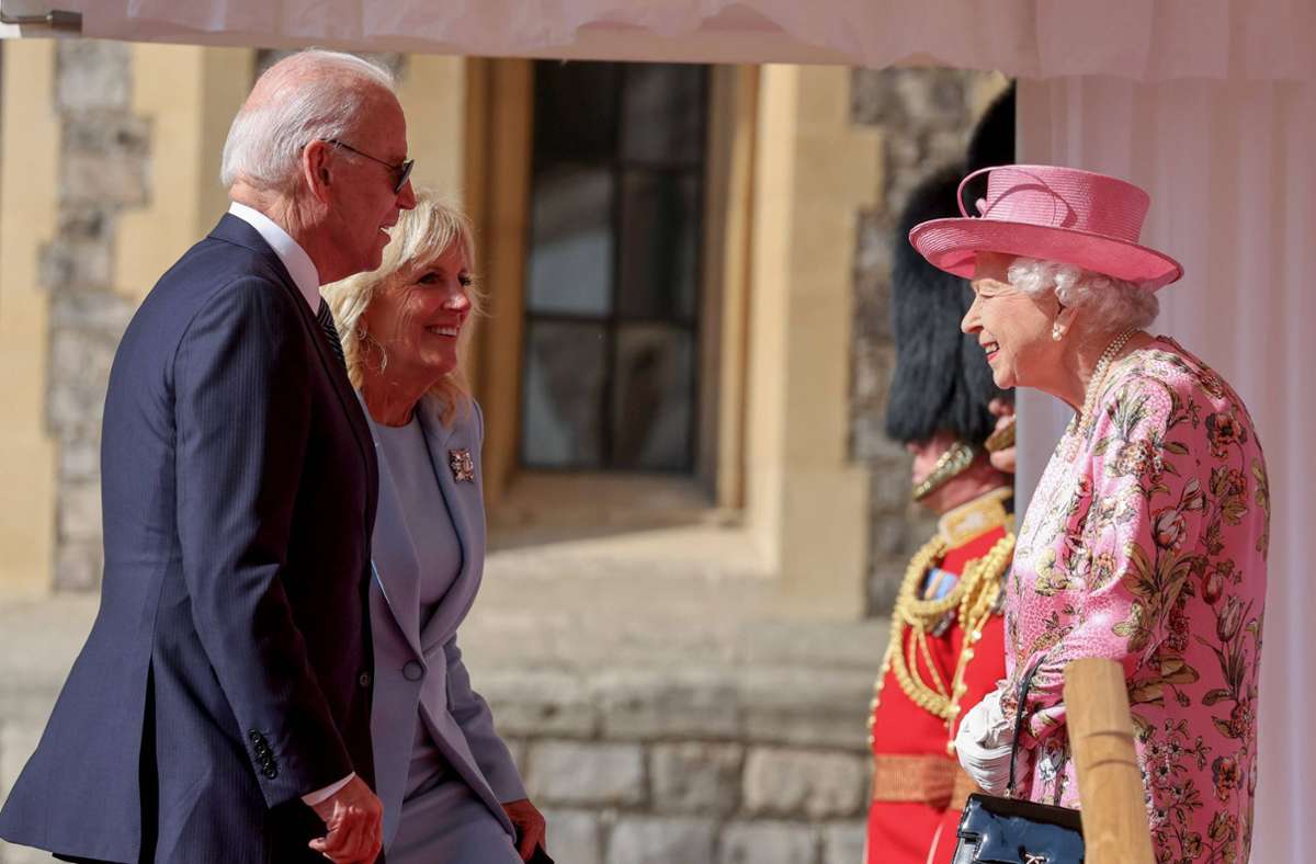 In Großbritannien unterlief ihm ein Faux Pas, als er bei der Begrüßung der Queen die Sonnenbrille nicht abnahm – seinem Vorgänger hätte man das vermutlich übler genommen.
