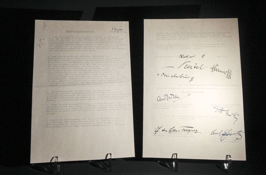 Kujau fälschte eine Vielzahl an historischen Dokumenten und Unterschriften historischer Persönlichkeiten. Hier im Bild zu sehen ist die Kapitulationsurkunde des Zweiten Weltkriegs.