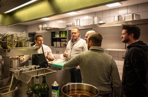Ben Benasr (ganz links) hat seine Küche im Ritzi für viele Kollegen und ein paar Prominente wie den DJ Cuebrick (ganz rechts) geöffnet. Foto: Nicolas Feuillatte