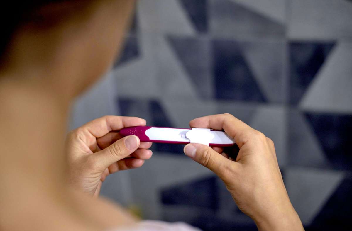 Ein positiver Schwangerschaftstest löst nicht immer Freude aus. Foto: imago//Zhuykov