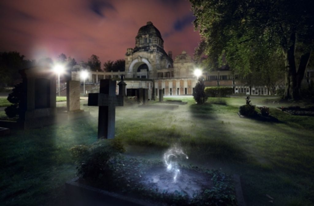 Am Pragfriedhof Stuttgart liegt die Opernsängerin Anna Sutter. Ihr Liebhaber erschoss 1910 sie und sich selbst. 10.000 Stuttgarter nahmen Abschied. Weitere Geschichten der Film Commission zu außergewöhnlichen Orten in der Region zeigt unsere Bilderstrecke.